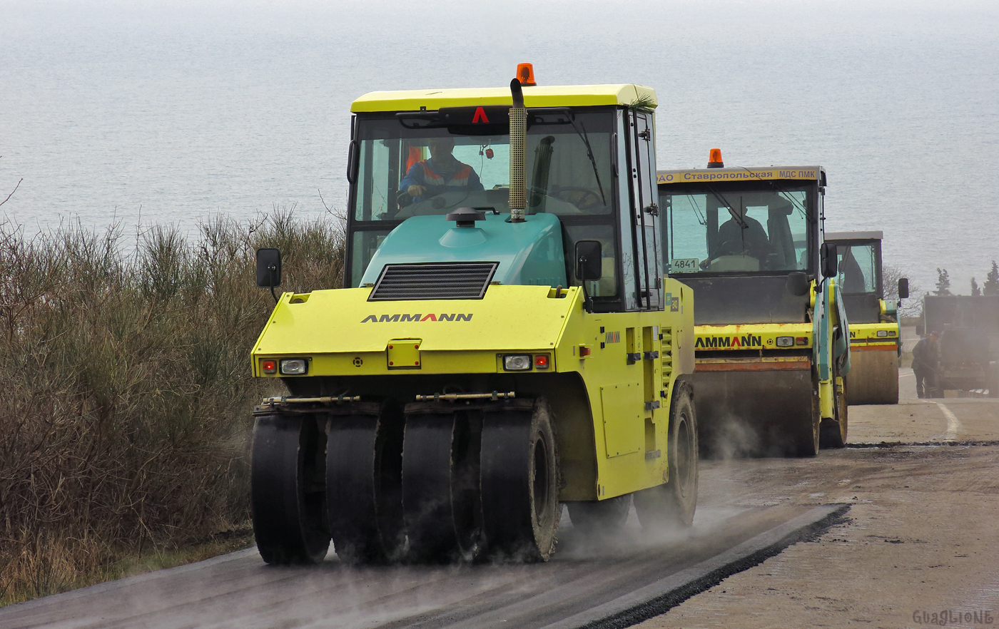 Пневмоколёсный каток Ammann AP 240 на ремонте участка шоссе близ Приветного. Крым, шоссе Алушта - Феодосия