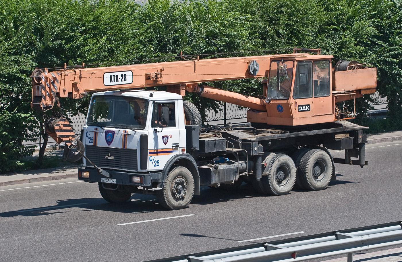 Автокран КТА-28 "Силач" на шасси МАЗ-6303 #A 433 BP Службы спасения г.Алматы. Алматы, проспект Раимбека