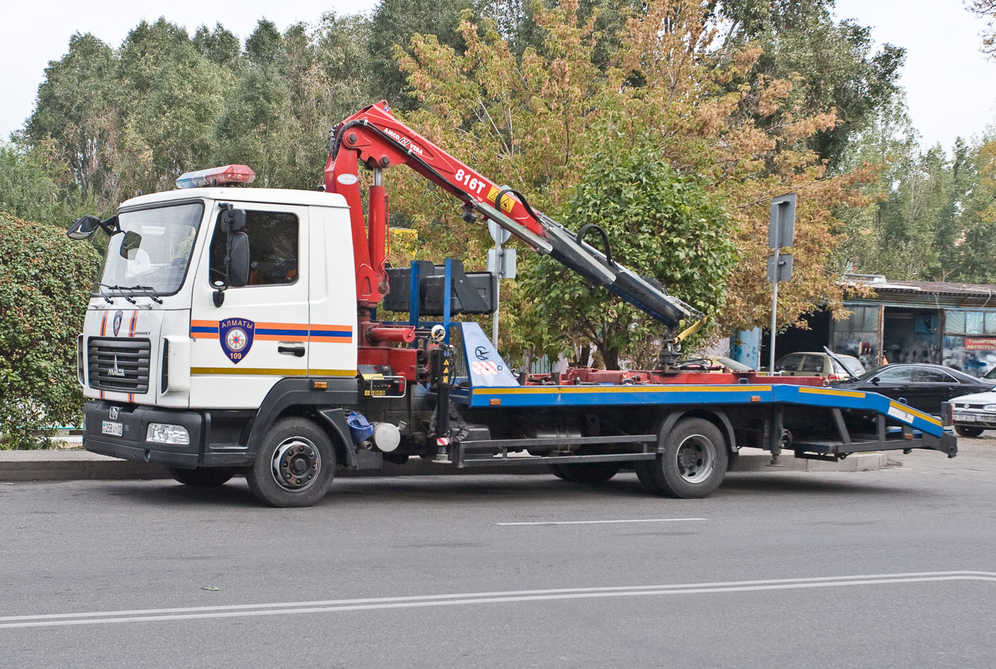 Эвакуатор Чайка-Сервис 2784RJ на шасси МАЗ-4371 с КМУ Amco Veba 816T #258 AY 02 Службы спасения г. Алматы. Алматы, улица Жубанова