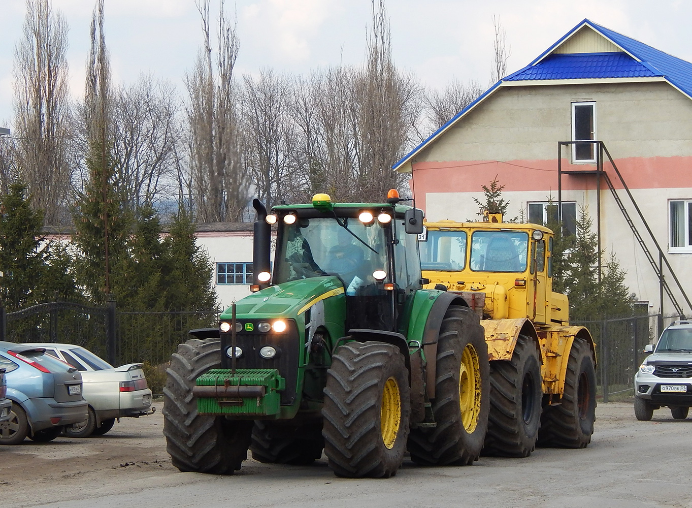 Буксировка трактора К-701 трактором John Deere. Белгородская область, г. Алексеевка, улица Павла Ющенко