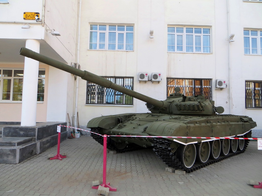 Основной танк Т-72. Свердловская область, Екатеринбург, улица Челюскинцев