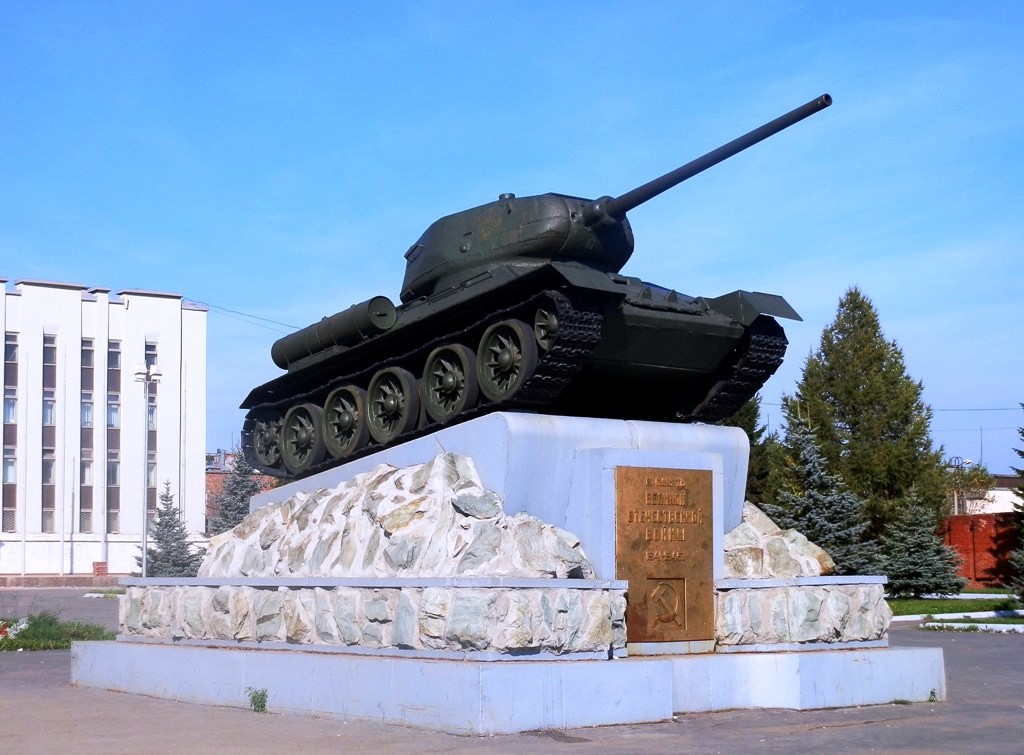 Танк Т-34-85 на постаменте. Свердловская область, Нижний Тагил, Восточное шоссе