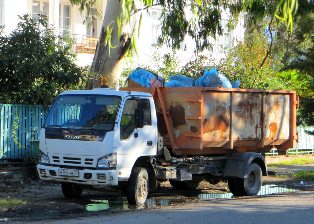 Мультилифт на шасси Isuzu NQR #Н 705 НН. Абхазия, Сухуми, улица Ардзинба