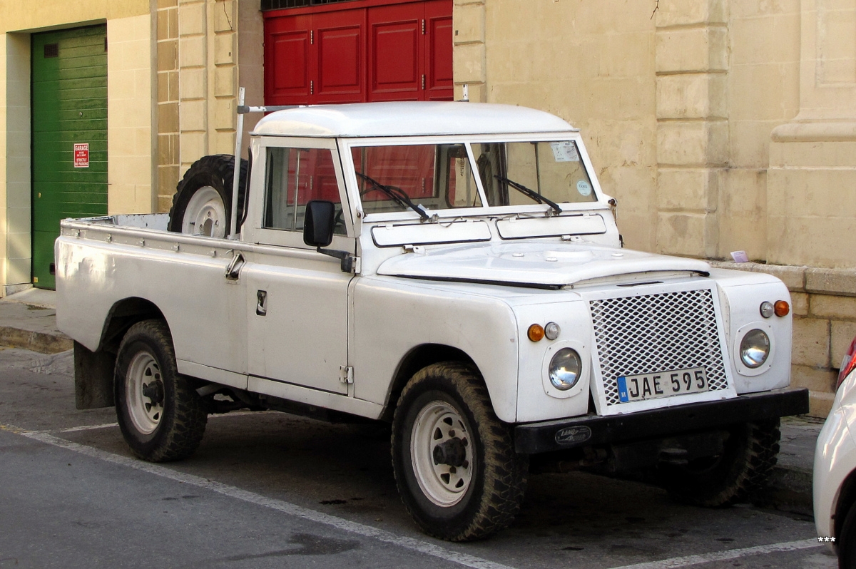 Пикап Land Rover Defender 110 #JAE 595. Мальта, Моста 