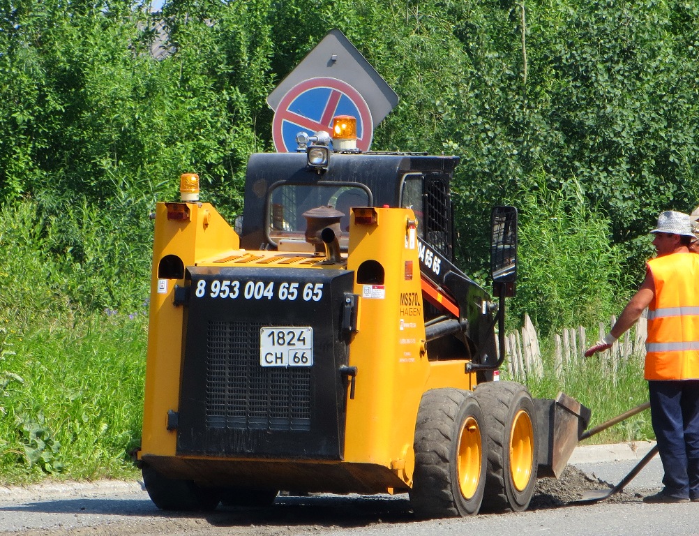 Минипогрузчик Mitsuber MSS70 Hagen  #1824 СН 66 на уборке мусора с дорожного полотна. Свердловская область, Краснотурьинск, Октябрьская улица