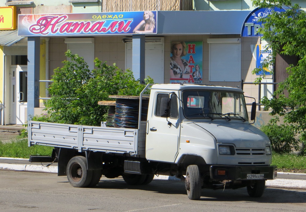 Бортовой ЗиЛ-5301АО "Бычок" #О 299 КХ 66. Свердловская область, Карпинск, улица Мира