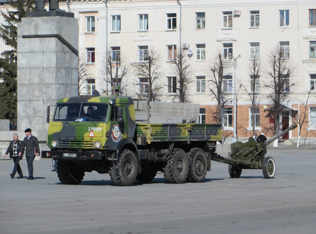 Грузовик КамАЗ-43114 #9854 УМ 76 с 85-мм дивизионной пушкой Д-44. Курган, улица Гоголя
