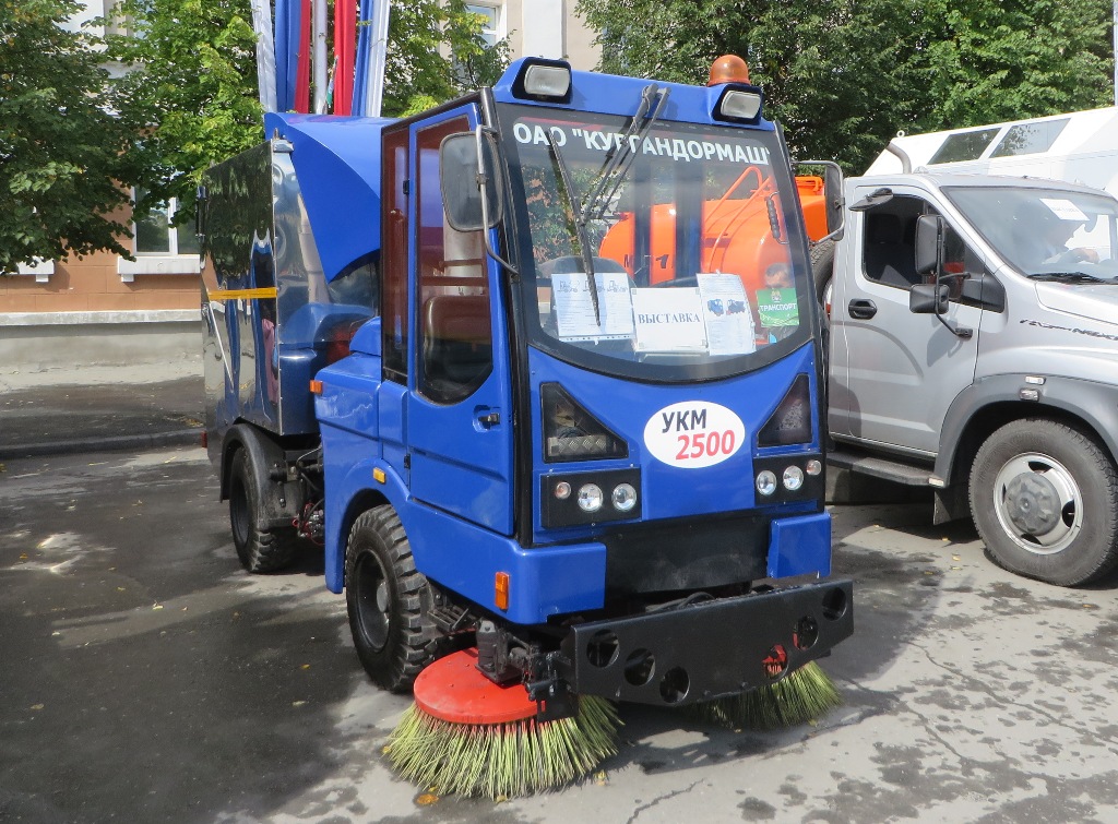 Универсальная уборочная машина УКМ-2500. Курган, улица Гоголя