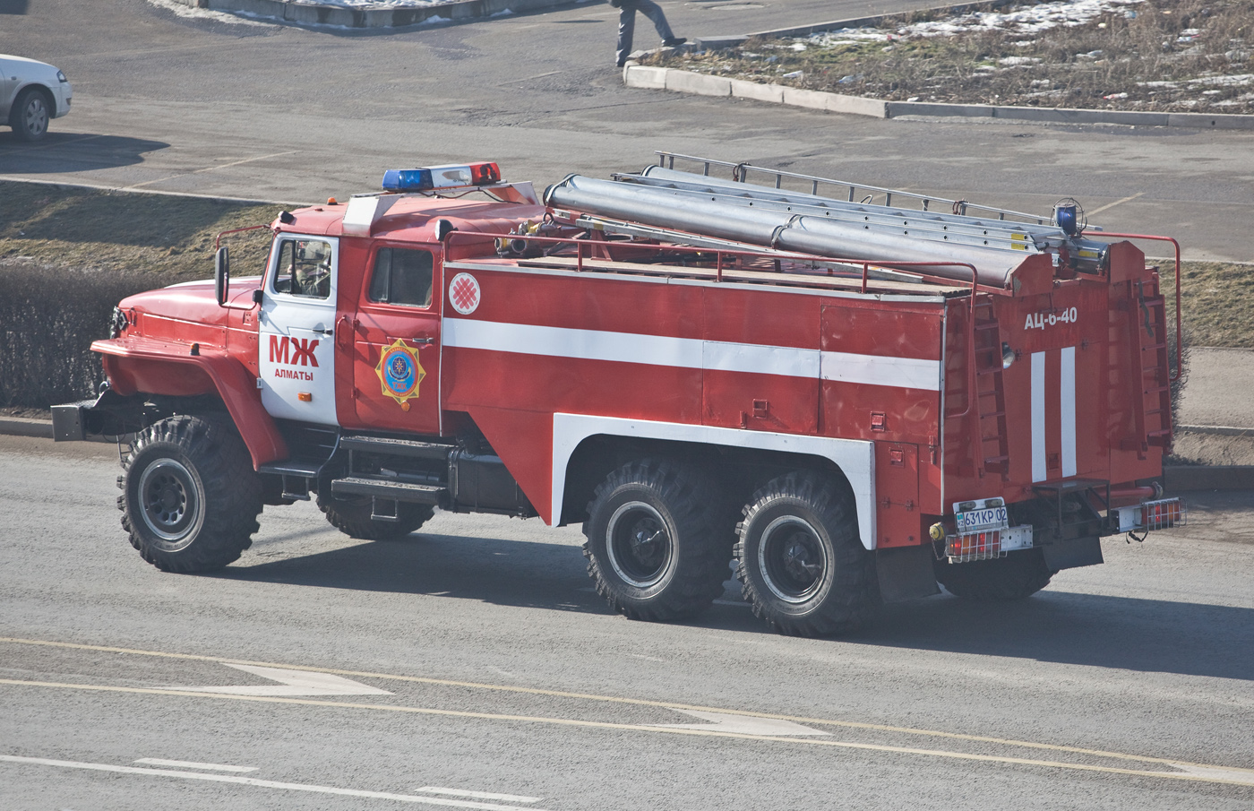  Пожарная автоцистерна АЦ-6-40(4320) на шасси Урал-4320-40 #631 KP 02. Алматы, улица Саина