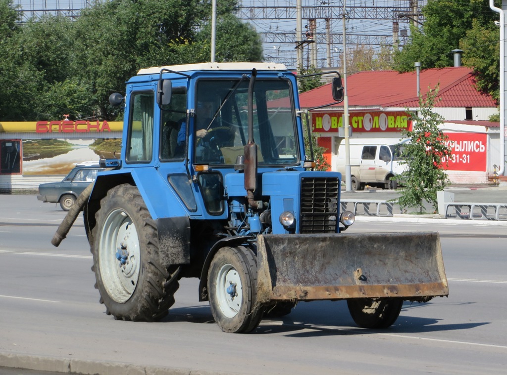 Трактор МТЗ-80.1 "Беларусь" с бульдозерным ножом. Курган, Станционная улица