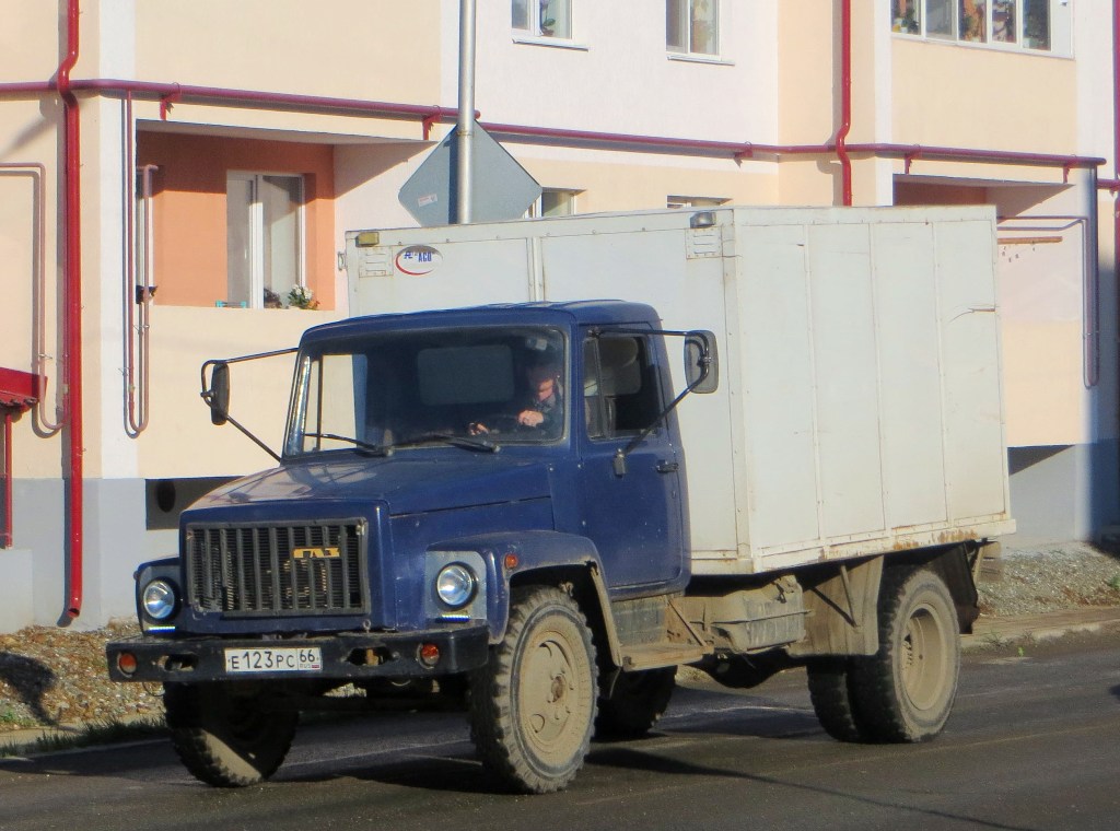 Фургон на шасси ГАЗ-3307 #Е 123 РС 66. Свердловская область, Карпинск, улица Мира