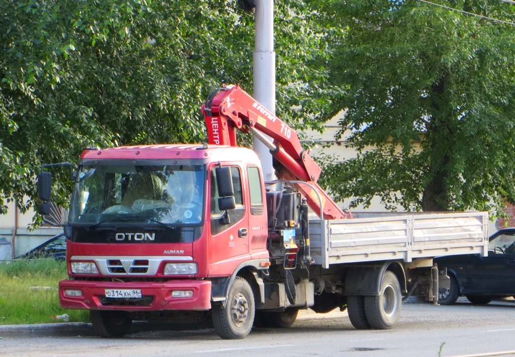 Бортовой автомобиль Foton Auman с КМУ #О 314 ХН 86. Свердловская область, Краснотурьинск, улица Попова