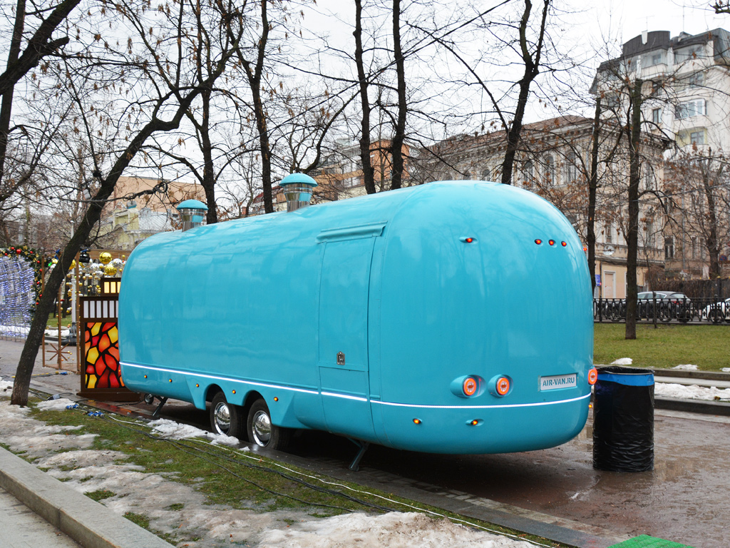 Прицеп-торговая лавка (фудтрак) Air Van на базе трейлера Airstream. Москва, Тверской бульвар