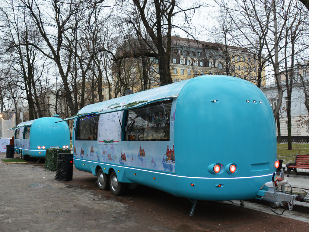 Прицепы-торговые лавки (фудтраки) Air Van на базе трейлера Airstream. Москва, Тверской бульвар 