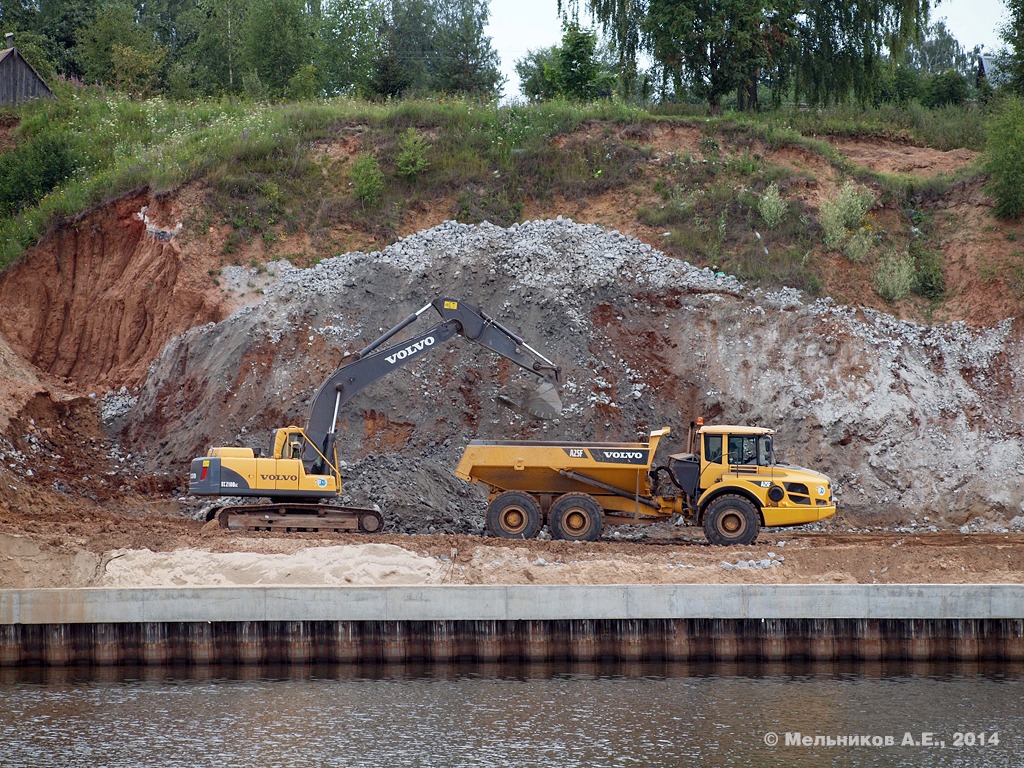 Экскаватор Volvo EC210BLC и самосвал Volvo A25F. Ярославская область, Мышкин