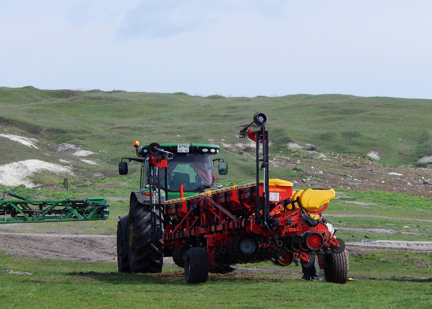 Трактор John Deer #8794 КЕ 46 c прицепной сеялкой. Курская область, Мантуровский район, с. 2-ое Засеймье
