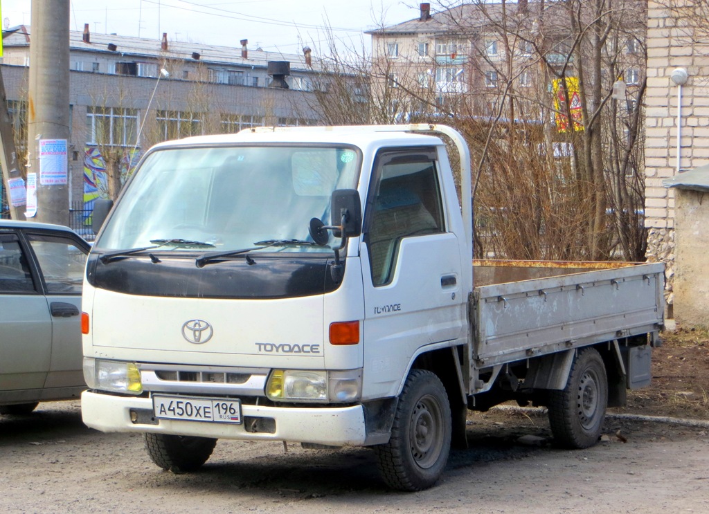 Бортовой грузовик Toyota ToyoAce #А 450 ХЕ 196. Свердловская область, Серов, улица Короленко