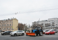 Коммунальная уборочная машина на базе трактора МТЗ-82.1 . Москва, Садовая-Спасская улица / Каланчёвская улица 