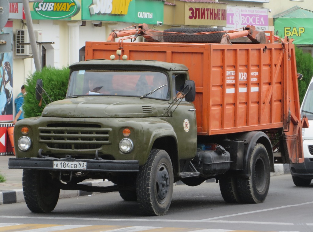 Мусоровоз МКЗ-10 на шасси ЗиЛ-431412 #А 184 ЕВ 93. Анапа, Красноармейская улица