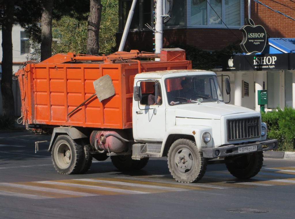 Мусоровоз МКГ на шасси ГАЗ-3307 #Н 019 ОТ 23. Анапа, Крымская улица