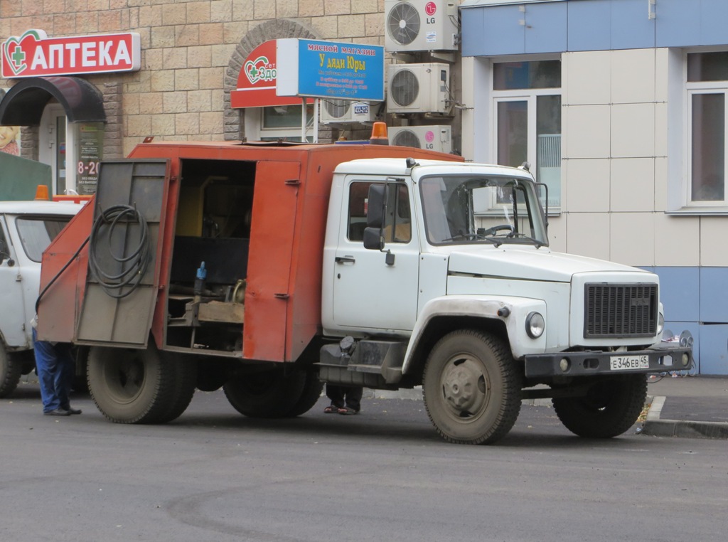 Подметально-уборочная машина ПУМ-1 на шасси ГАЗ-3307 #Е 346 ЕВ 45. Курган, улица Куйбышева