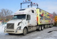 Седельный тягач Volvo VNL #Т 600 АВ 04 с полуприцепом. Курган, Городской сад