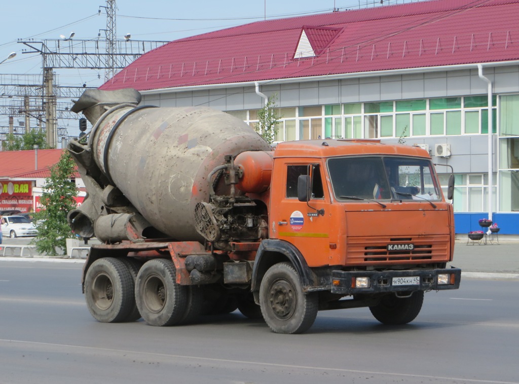 Бетоносмеситель АБС-5А (ТЗА 581411) на шасси КамАЗ-55111 #Н 904 КН 45. Курган, Станционная улица