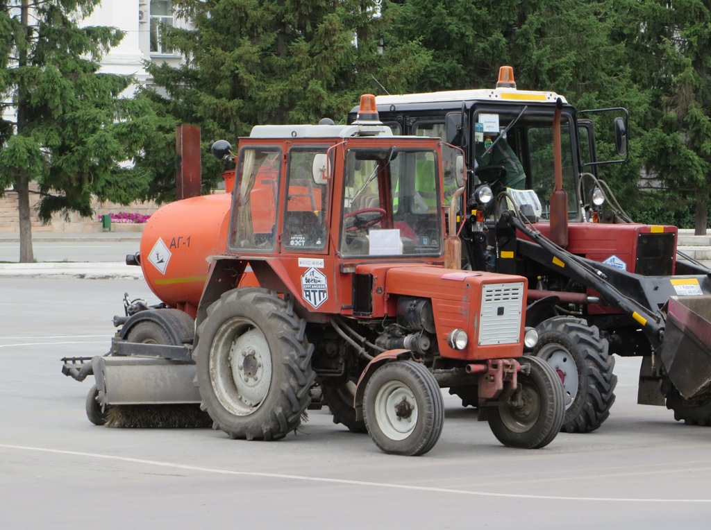Коммунальная машина на базе трактора Т-30-70 "Владимирец". Курган, улица Гоголя