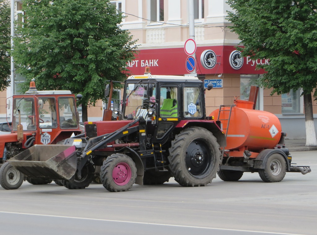 Экскватор-погрузчик ЭО-2626 на базе трактора МТЗ-82* с прицепным автогудронатором АГ-1,2. Курган, улица Гоголя