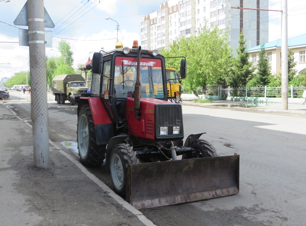 Трактор Беларус-920 с бульдозерным ножом. Курган, улица Куйбышева