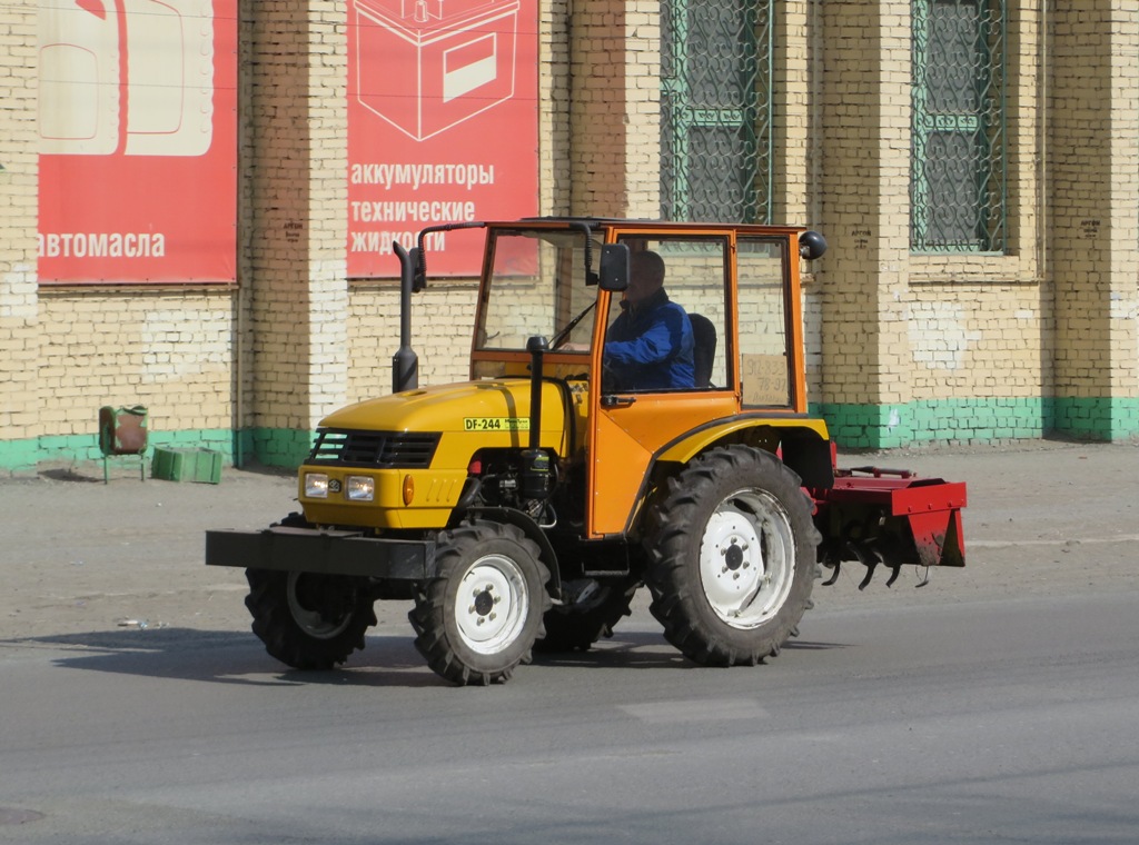 Трактор Dongfeng DF-244. Курган, улица Куйбышева