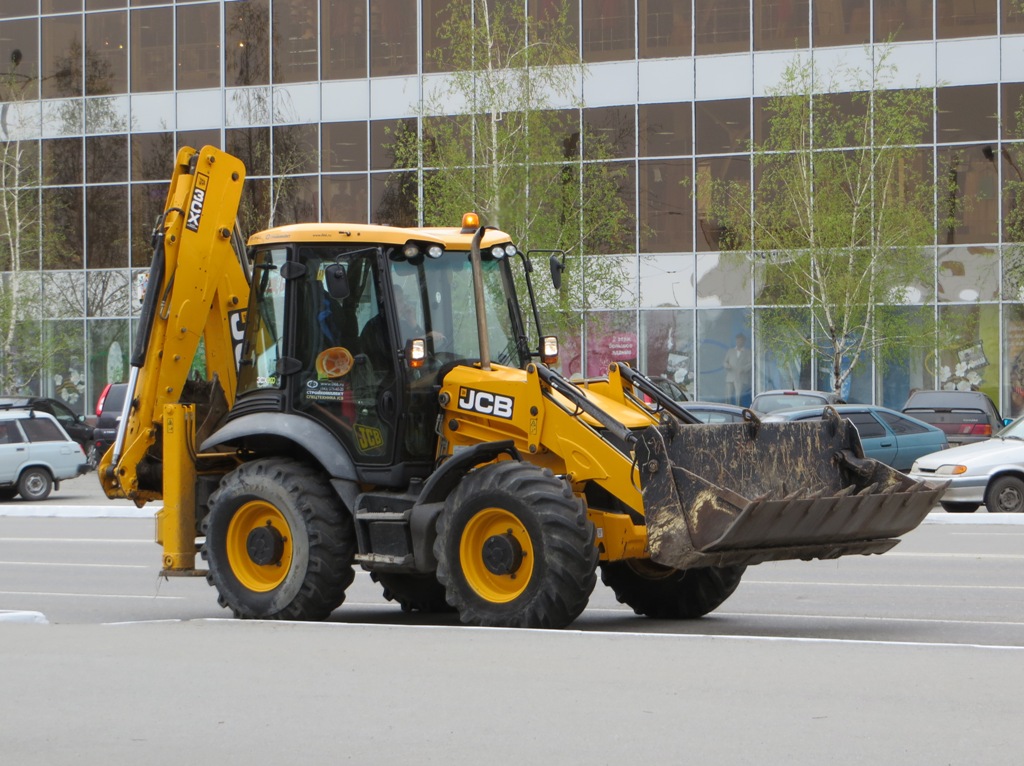 Экскаватор-погрузчик JCB 3CX . Курган, улица Ленина