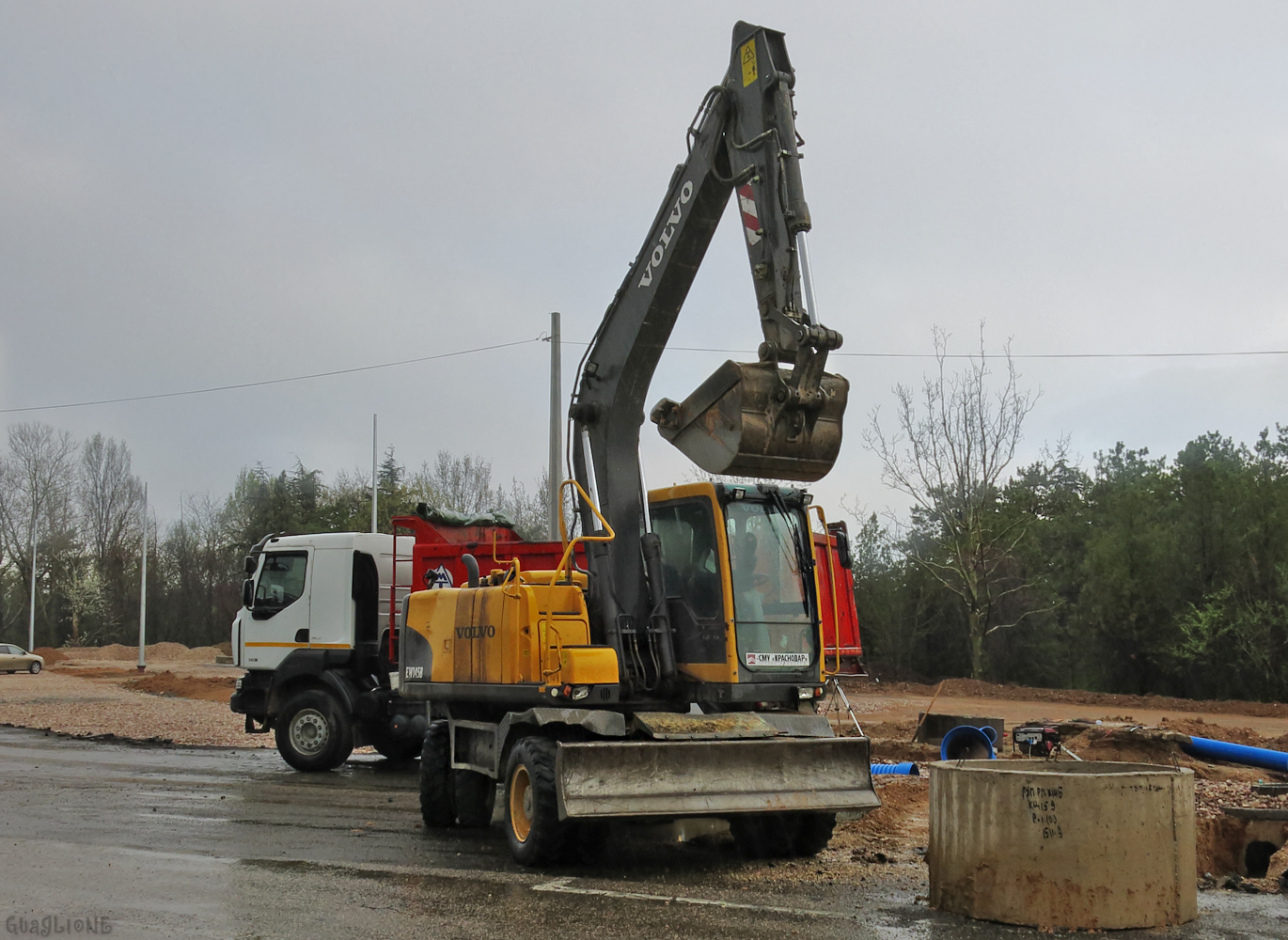 Экскаватор Volvo EW145B на реконструкции подъездных путей аэропорта "Симферополь". Республика Крым, аэропорт "Симферополь"