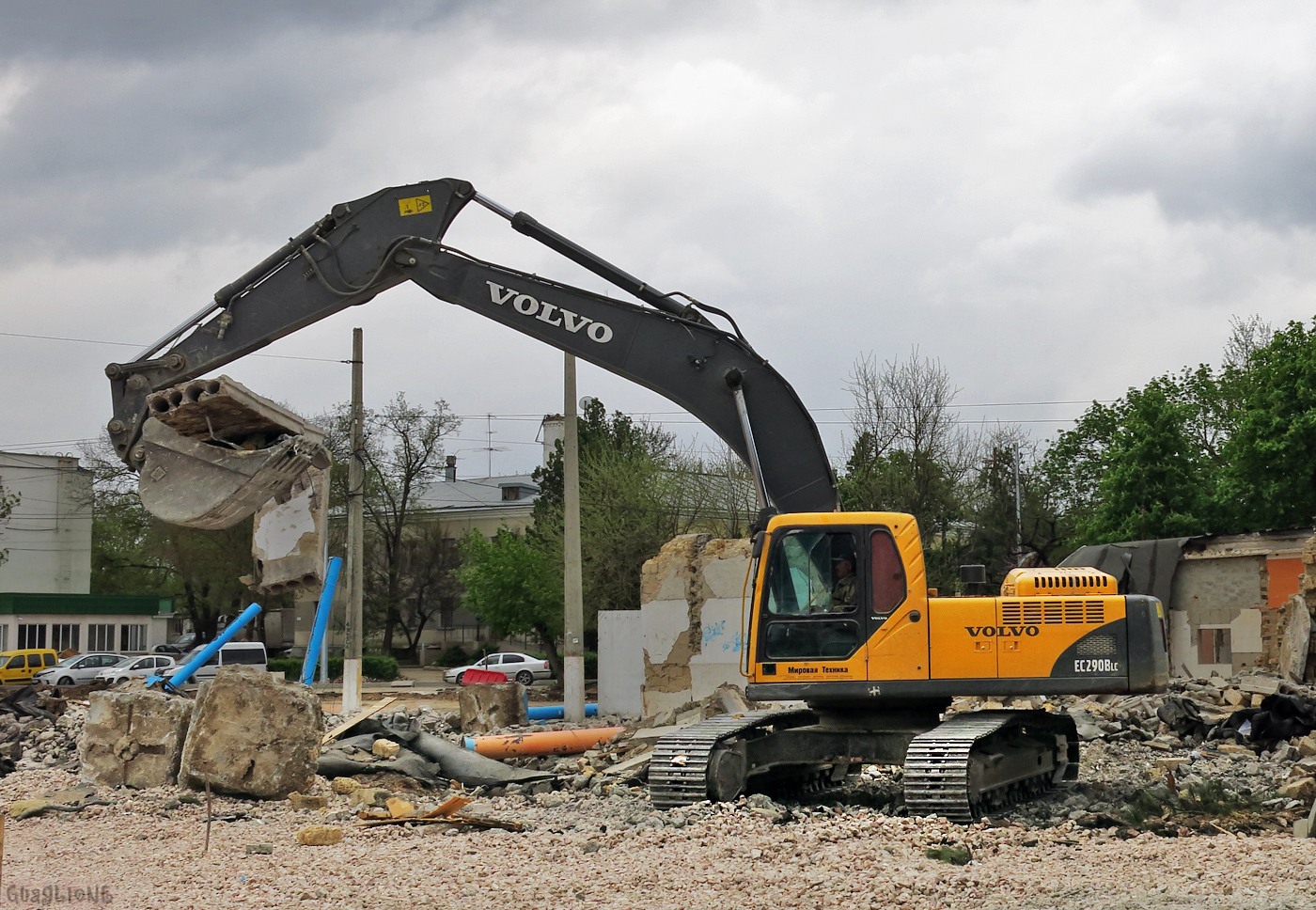 Экскаватор Volvo EC290Blc на реконструкции площади у аэропорта "Симферополь". Республика Крым, аэропорт "Симферополь"