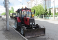 Трактор Беларус-920 с бульдозерным ножом. Курган, улица Куйбышева