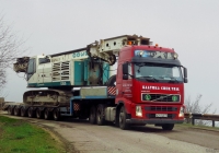 Седельный тягач Volvo ('2002) FH-Series № В 341 СА 47. Транспортировка буровой установки Casagrande B 300. Республика Крым, Рыбачье, шоссе Алушта - Феодосия
