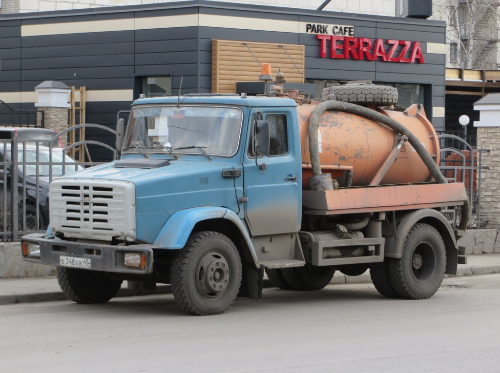 Машина вакуумная #Е 348 ЕВ 45 на шасси ЗиЛ-433362. Курган, улица Карла Маркса