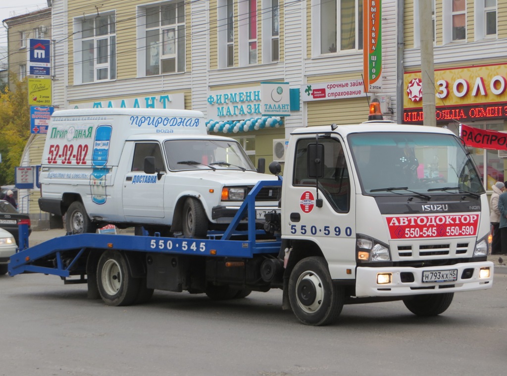 Эвакуатор на шасси Isuzu NQR #Н 793 КХ 45 с фургоном ИЖ-27175 на платформе. Курган, улица Куйбышева 