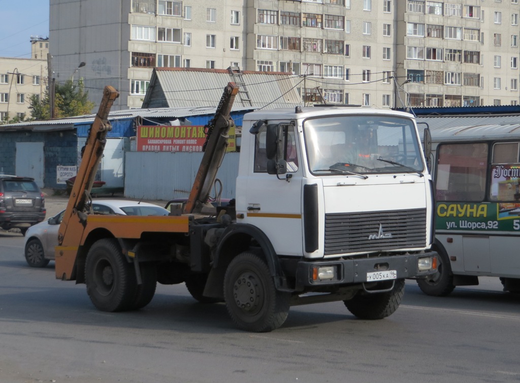 Бункеровоз МКС-3501 на шасси МАЗ-5551А2 #У 005 КА 96. Курган, улица Карла Маркса