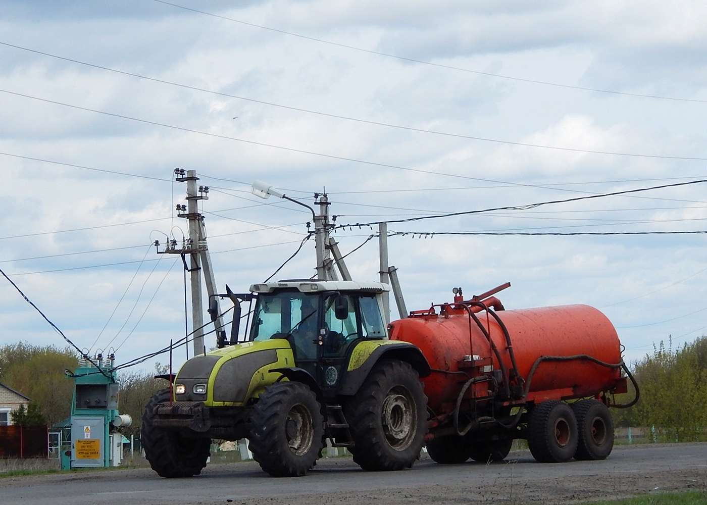 Трактор Valtra T180 с прицепной машиной для внесения жидких органических удобрений . Курская область, Мантуровский район, с. Сейм