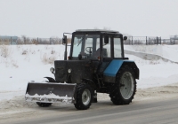 Трактор МТЗ- 82.1 с бульдозерным ножом. Курган, улица Климова