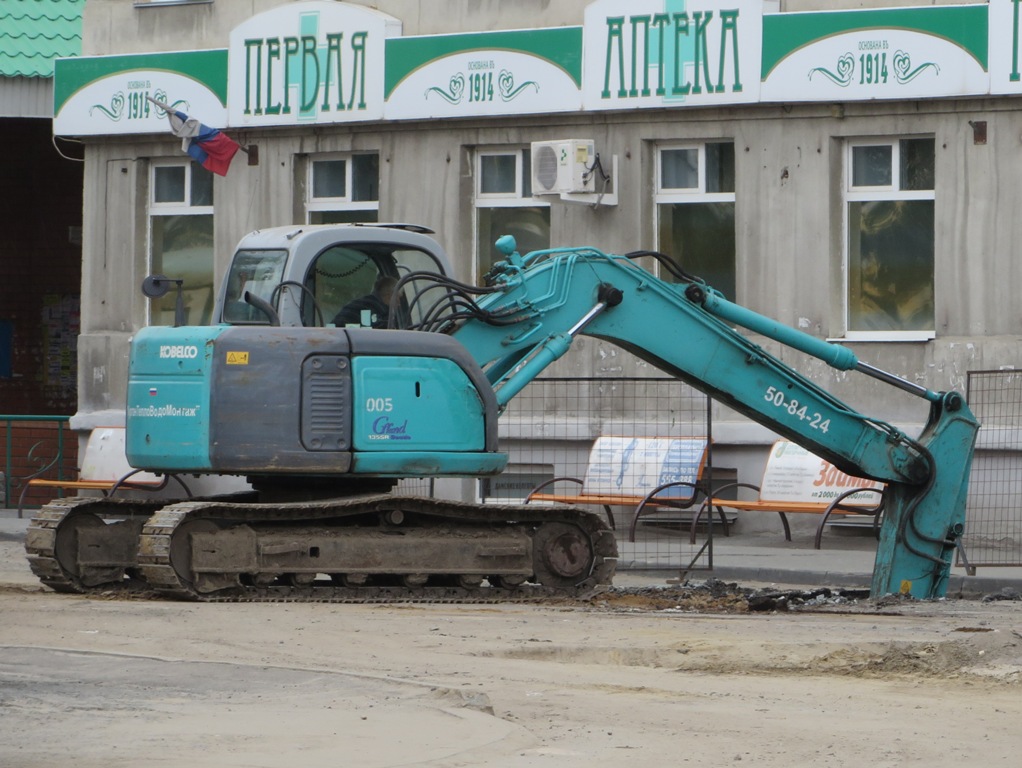 Экскаватор Kobelco SK135SR. Курган, улица Куйбышева
