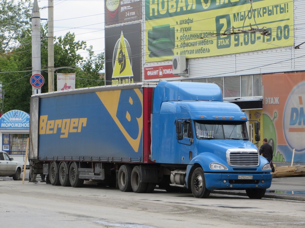 Седельный тягач Freightliner Columbia #Н 252 ОХ 44 с полуприцепом-фургоном. Курган, улица Куйбышева