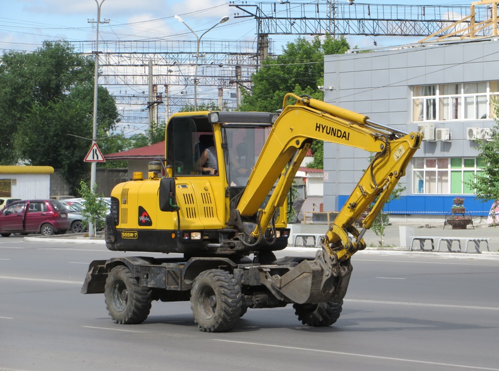 Экскаватор Hyundai 555W-7 . Курган, Станционная улица