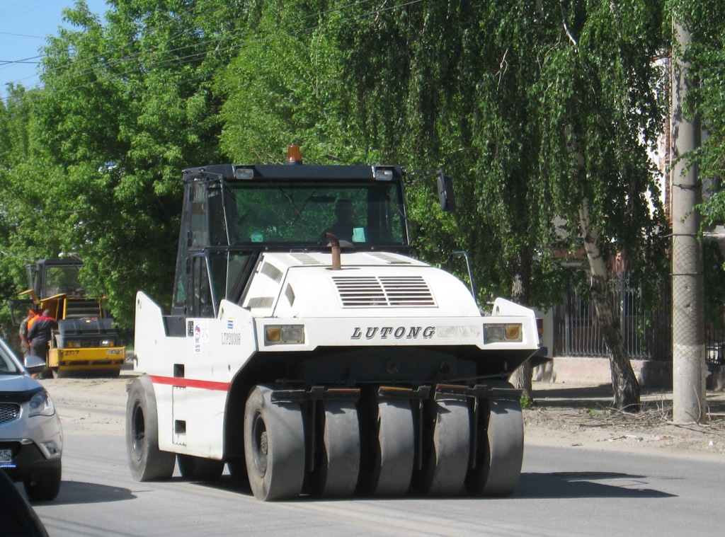 Каток пневмошинный Lutong  LTP2030. Курган, улица Куйбышева 