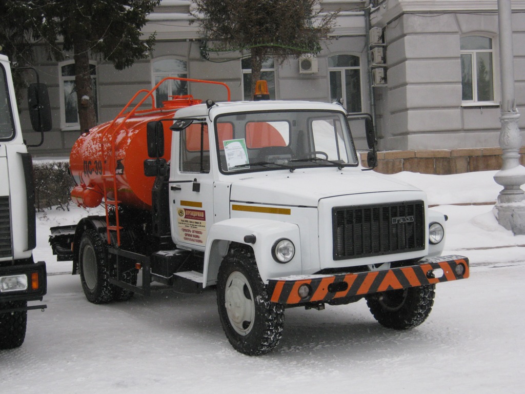 Автогудронатор ДС-39Б на шасси ГАЗ-3309. Курган, улица Гоголя