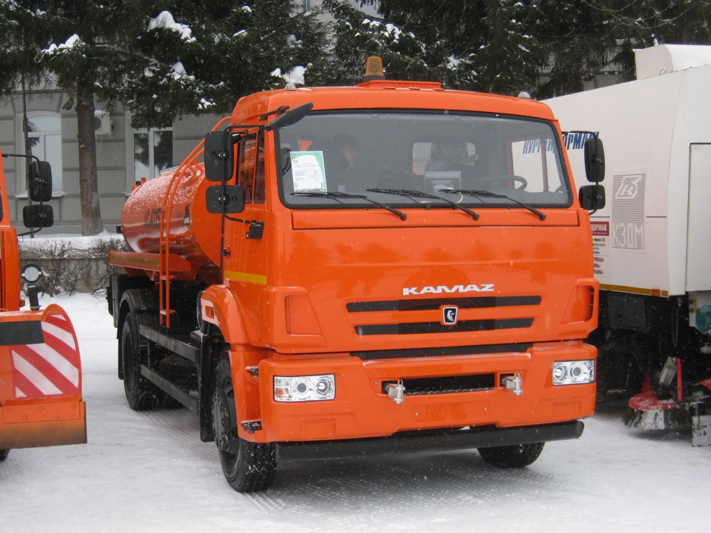 Комбинированная дорожная машина МД-43253 на шасси КамАЗ-43253. Курган, улица Гоголя 