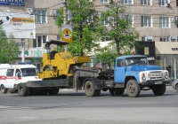 ЗиЛ-441510 #М 644 ЕН 45 с прицепом-тяжеловозом. На платформе-каток ДУ-47Б. Курган, улица Куйбышева
