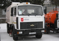 Машина вакуумная подметально-уборочная КО-318М  на шасси МАЗ-5337А2-383 #У 520 КМ 45. Курган, улица Гоголя