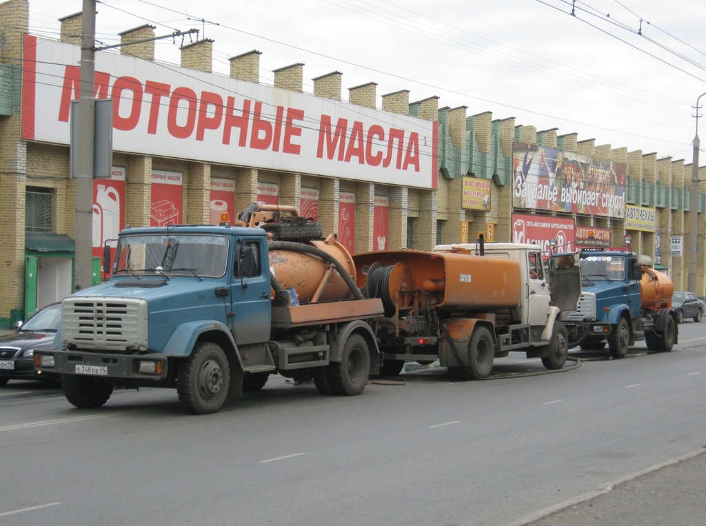 Коммунальные машины устраняют аварию. На фото (слева направо): илососная машина КО-510 на шасси ЗиЛ-433362, каналопромывочная машина КО-502Б-2 на шасси ЗиЛ-494560, комбинированная дорожная машина МД-433 на шасси ЗиЛ-433362. Курган, улица Куйбышева